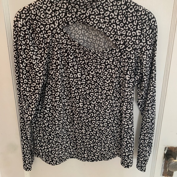 Suzy Shier mock neck top w/ asymmetrical cut out at neckline black & white print - Picture 2 of 12
